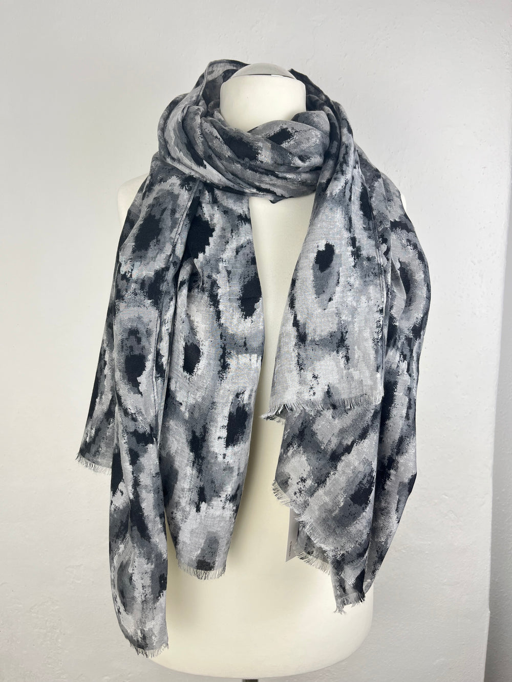 Leichter Schal grafisch, grau von Bella Vita - Mode & Lifestyle