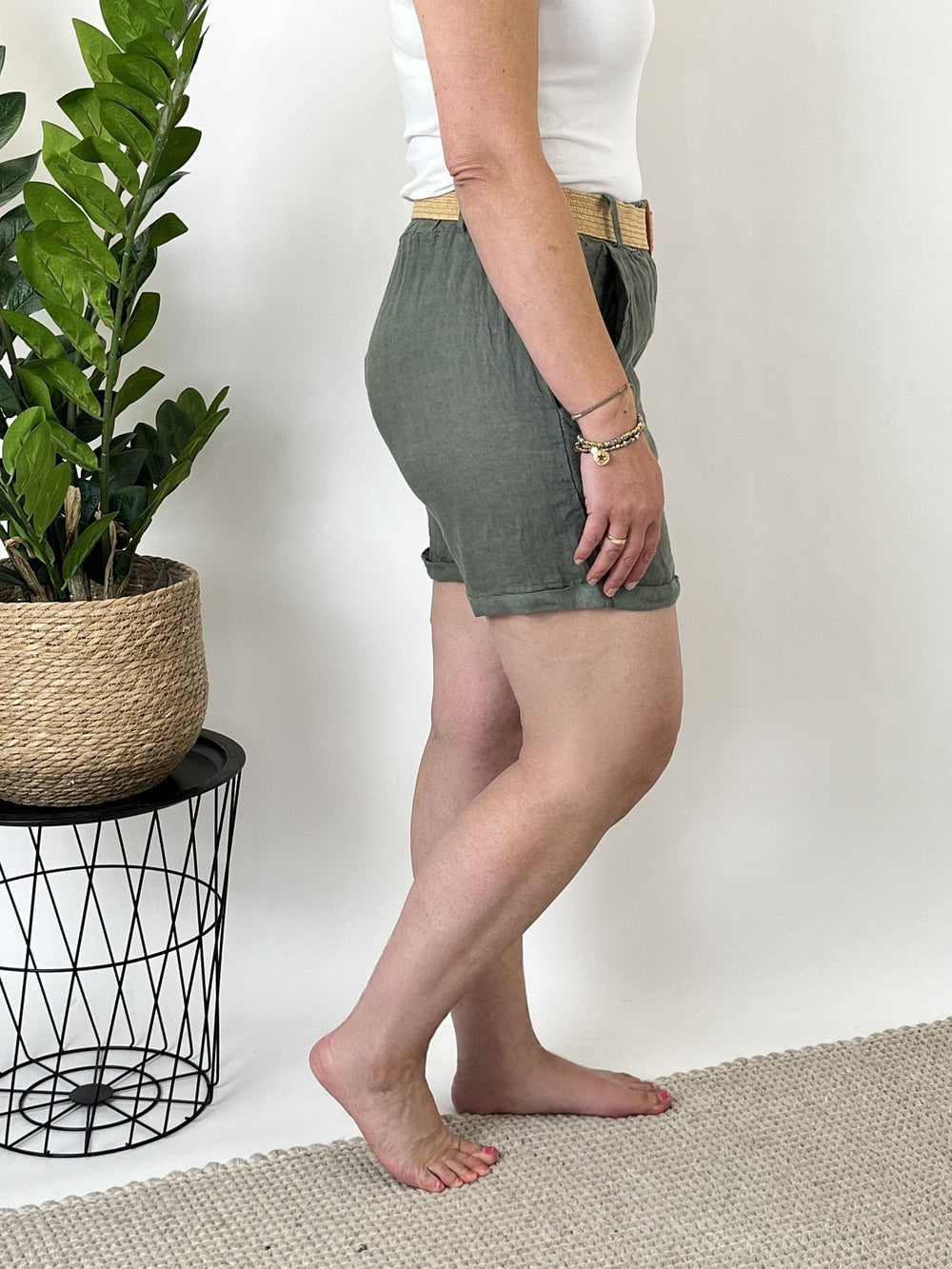 Leinenshorts mit Ziergürtel, khaki von Bella Vita - Mode & Lifestyle