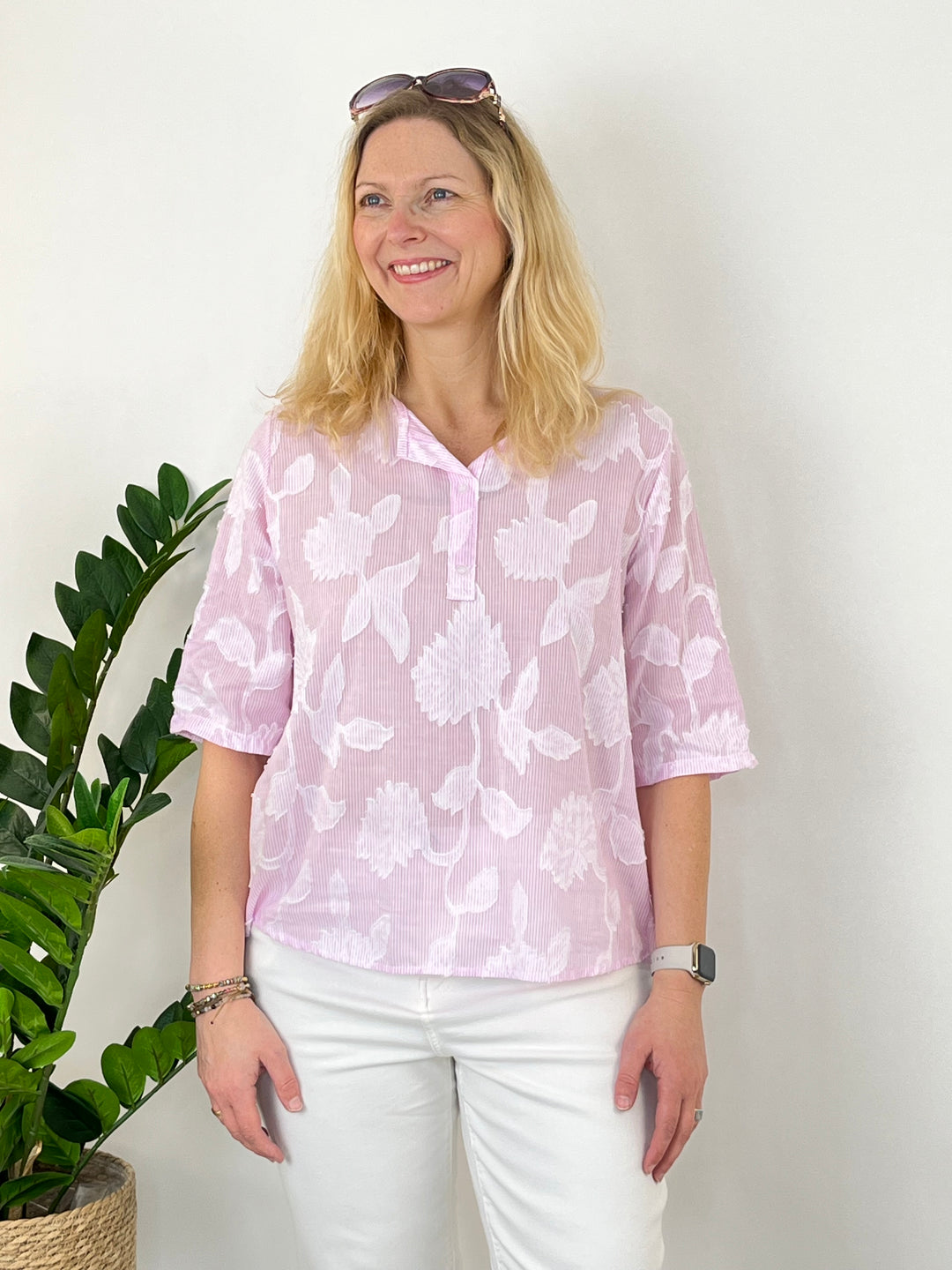 Streifenbluse mit floralem Muster von Bella Vita - Mode & Lifestyle