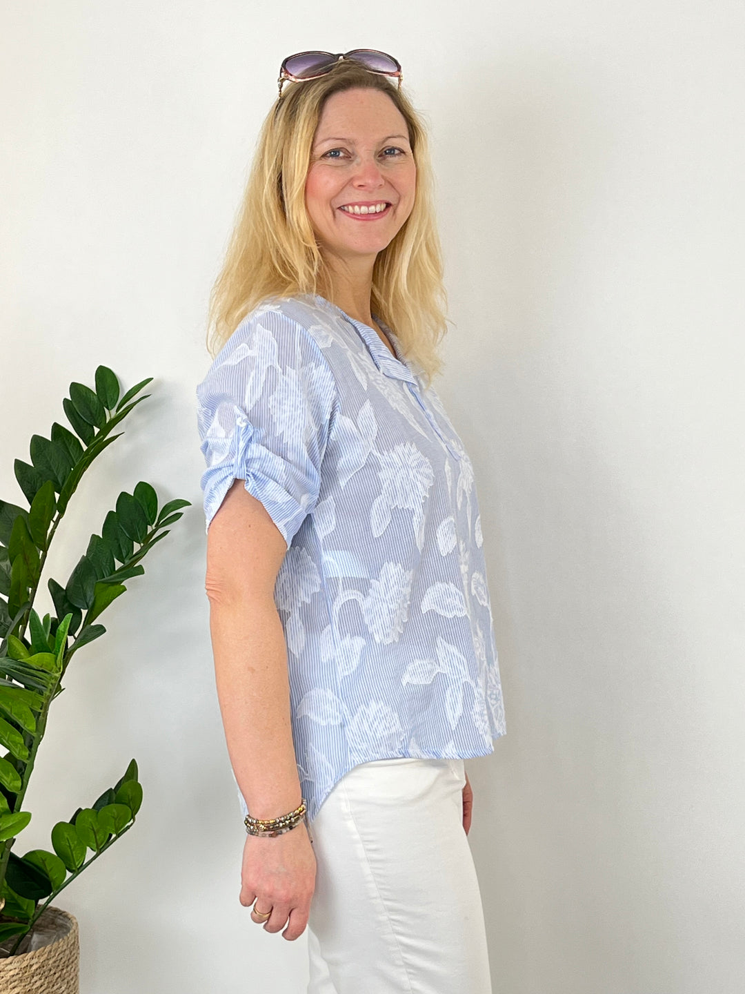 Streifenbluse mit floralem Muster von Bella Vita - Mode & Lifestyle