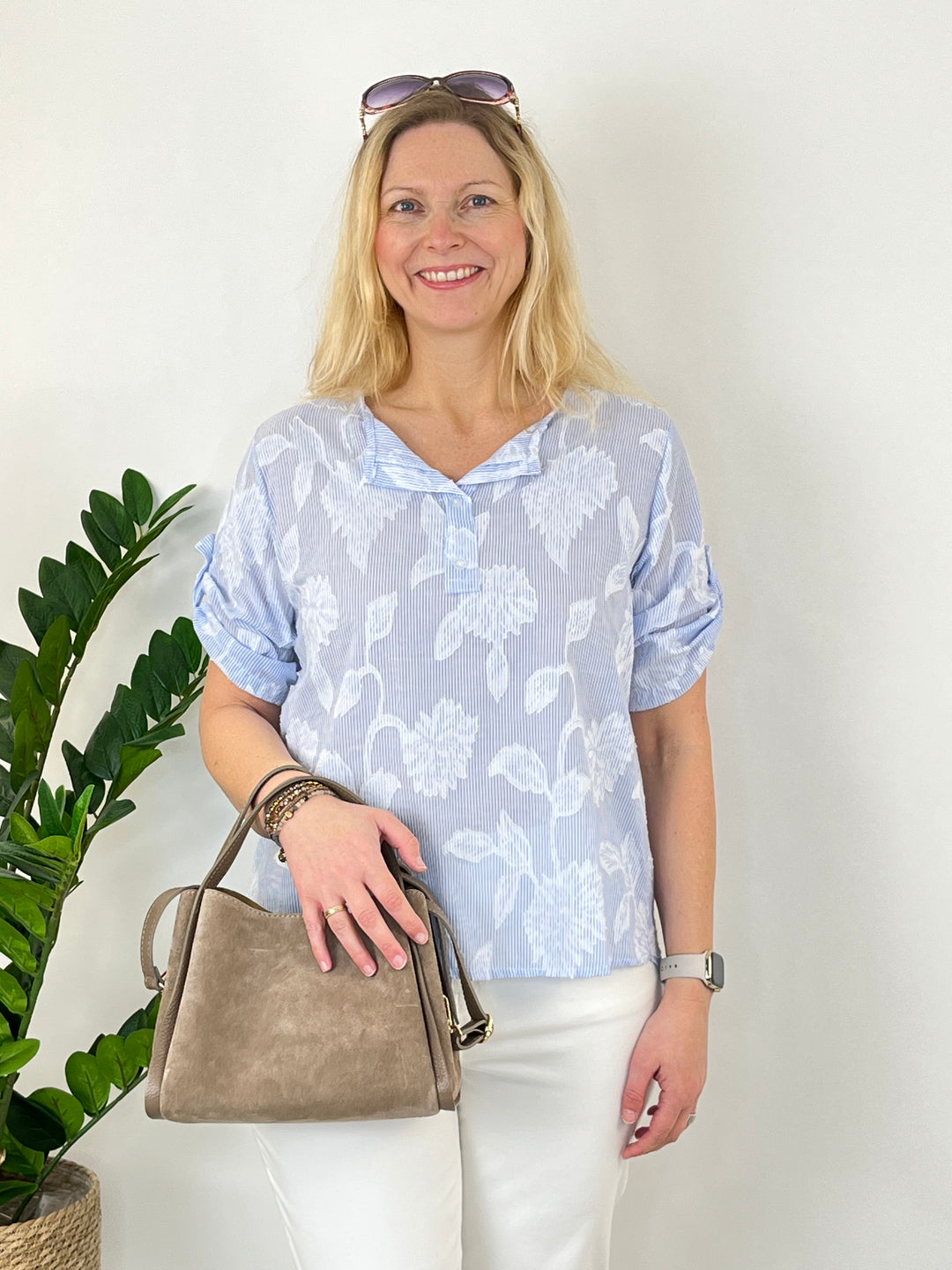 Streifenbluse mit floralem Muster von Bella Vita - Mode & Lifestyle