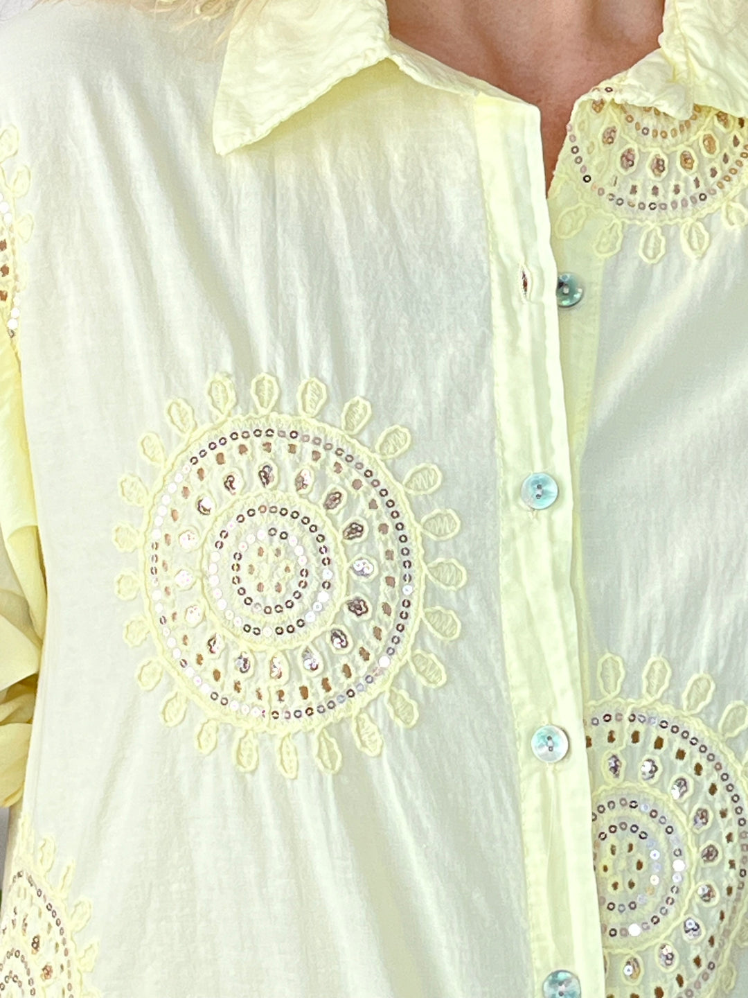 Bluse mit Stickerei und Paillettenverzierung von Bella Vita - Mode &amp; Lifestyle