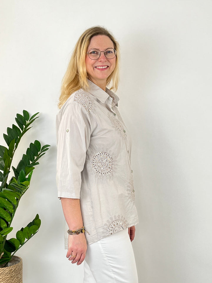 Bluse mit Stickerei und Paillettenverzierung von Bella Vita - Mode &amp; Lifestyle