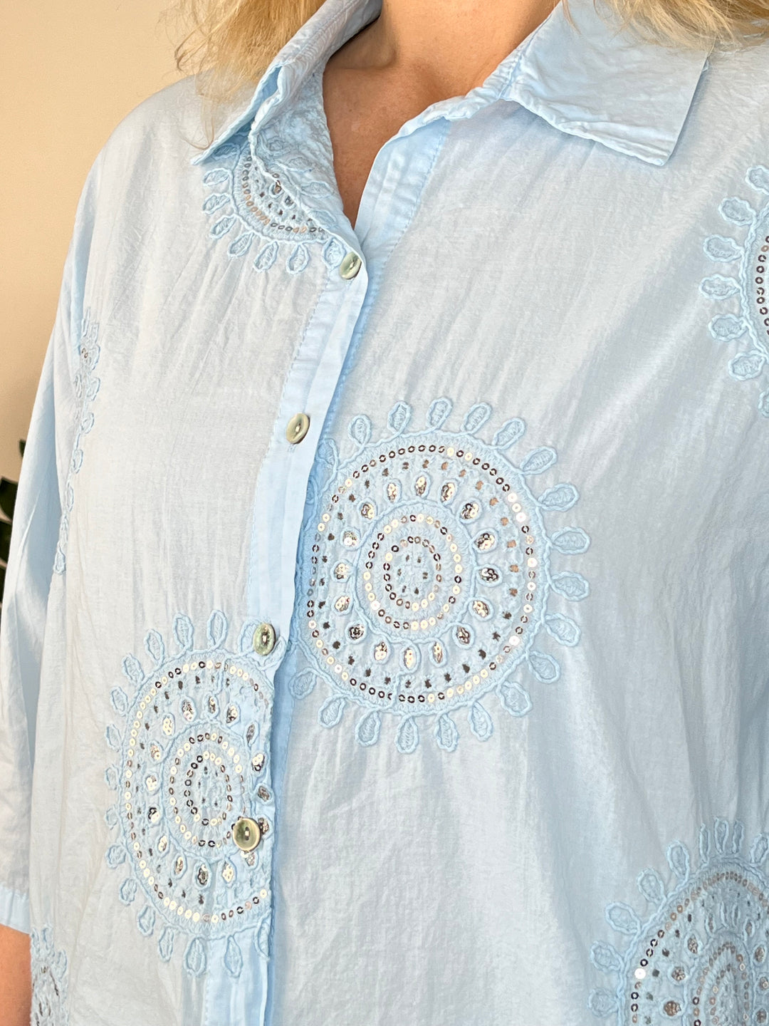 Bluse mit Stickerei und Paillettenverzierung von Bella Vita - Mode &amp; Lifestyle