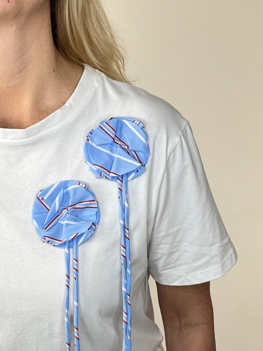 T-Shirt mit Applikation, weiß-hellblau von Bella Vita - Mode & Lifestyle