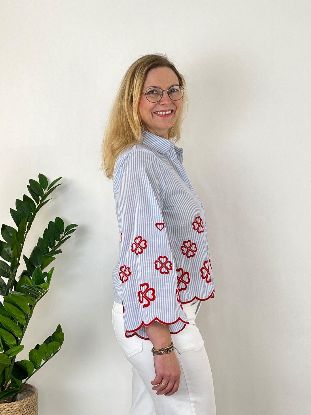 Streifenbluse mit Kontraststickerei, hellblau-rot von Bella Vita - Mode &amp; Lifestyle