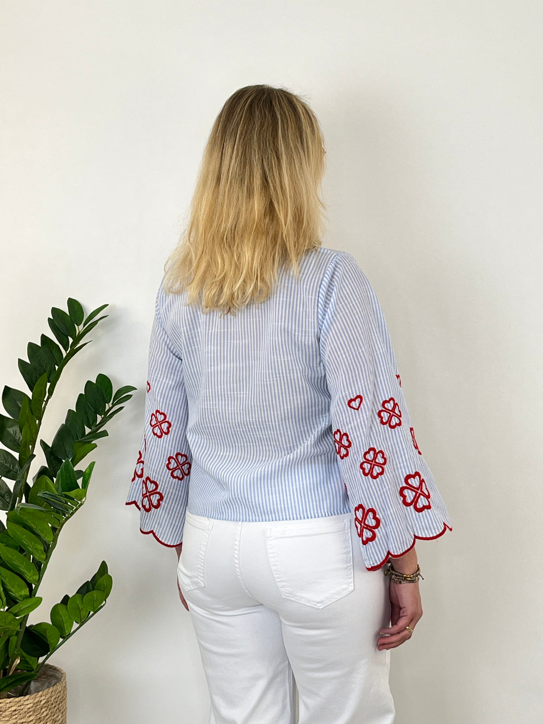 Streifenbluse mit Kontraststickerei, hellblau-rot von Bella Vita - Mode &amp; Lifestyle