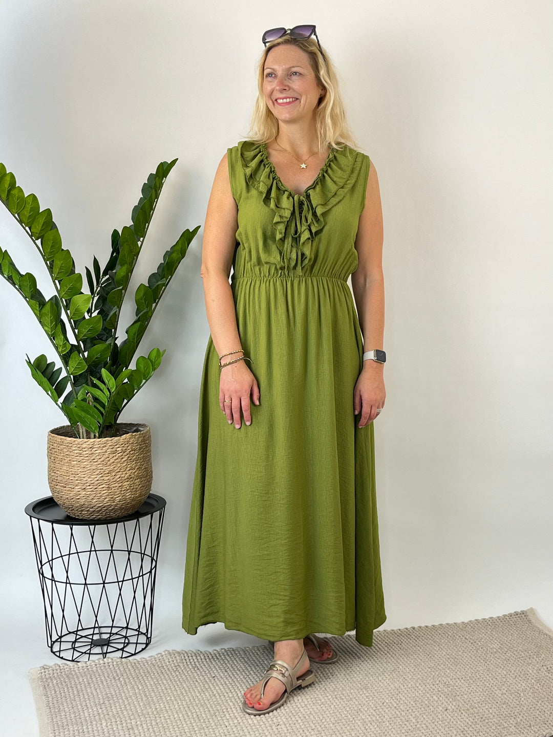Maxikleid aus Viskose mit Rüschenausschnitt, grün
