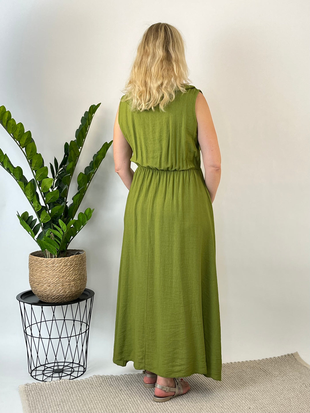 Maxikleid aus Viskose mit Rüschenausschnitt, grün