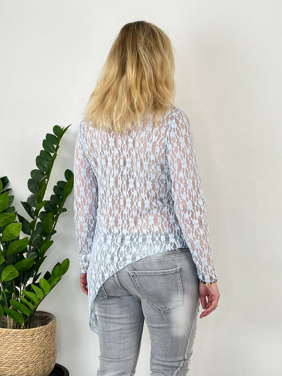 Asymmetrisches Spitzenshirt, hellblau von Bella Vita - Mode & Lifestyle