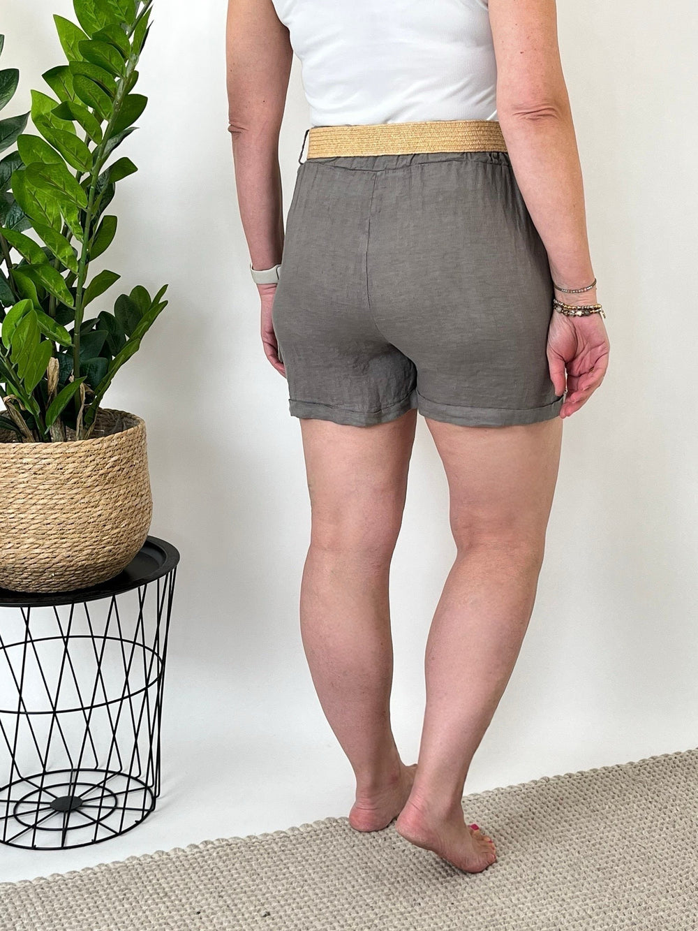 Leinenshorts mit Ziergürtel, taupe von Bella Vita - Mode & Lifestyle
