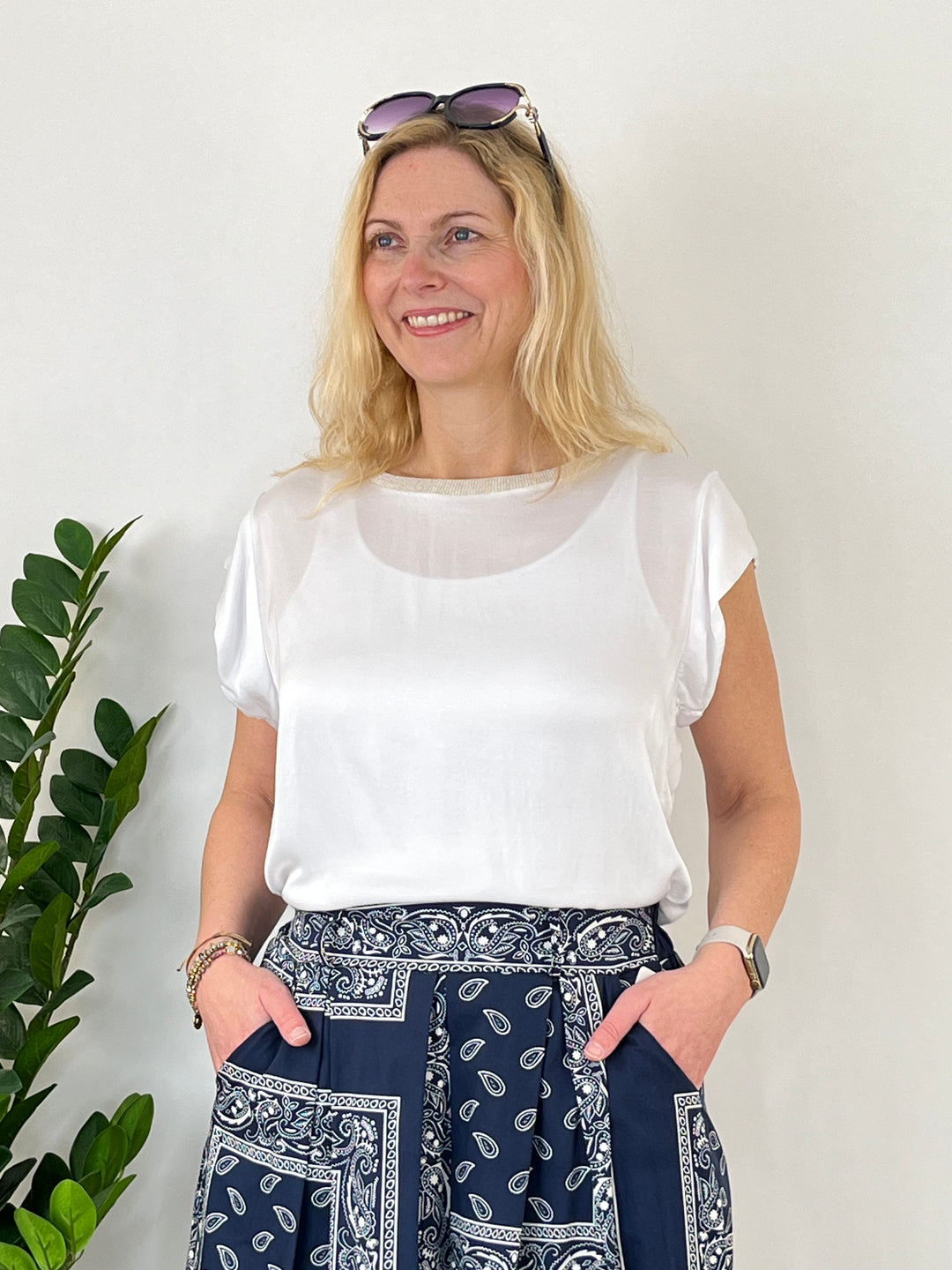Shirt aus Glanzware mit Rundhals und Glitzerkante, weiß von Bella Vita - Mode & Lifestyle