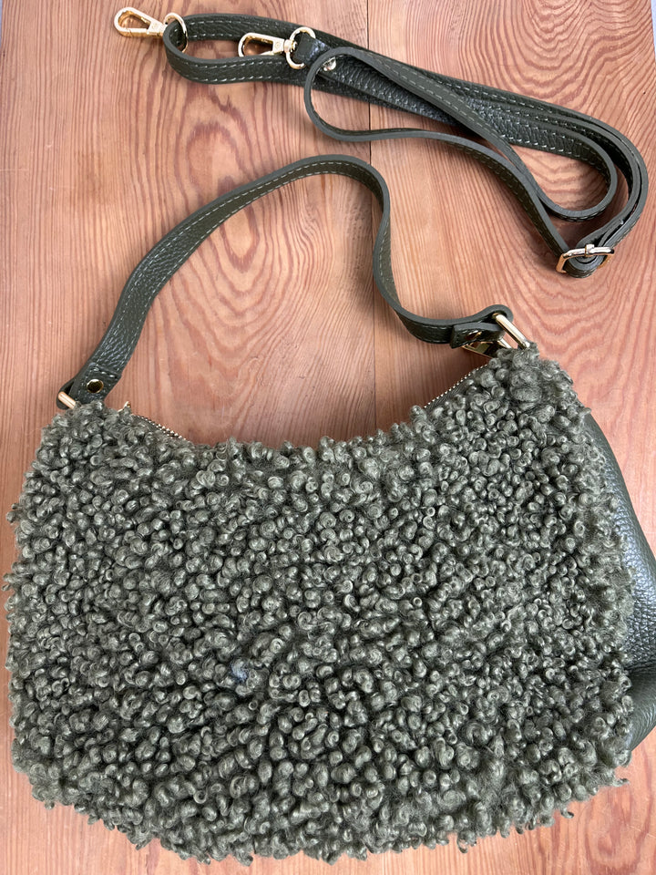 Halbmondtasche mit Fellimitat, khaki