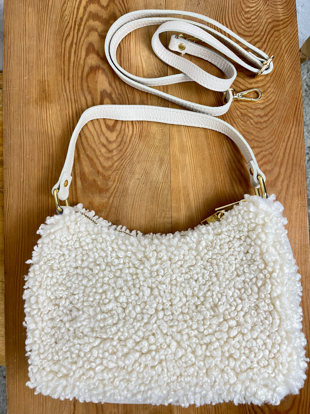 Halbmondtasche mit Fellimitat, ecru von Bella Vita - Mode & Lifestyle