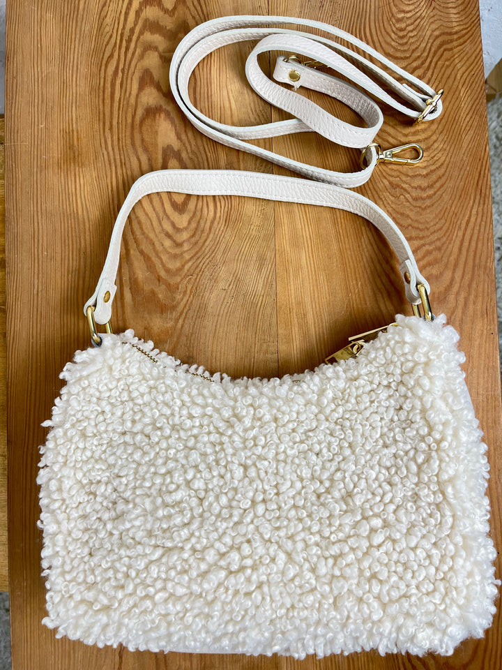 Halbmondtasche mit Fellimitat, ecru von Bella Vita - Mode & Lifestyle