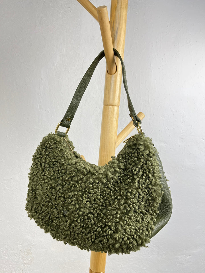 Halbmondtasche mit Fellimitat, khaki