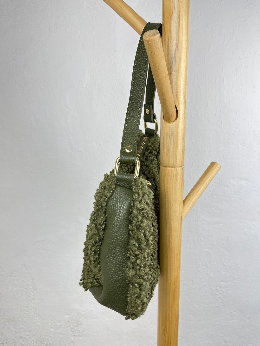 Halbmondtasche mit Fellimitat, khaki
