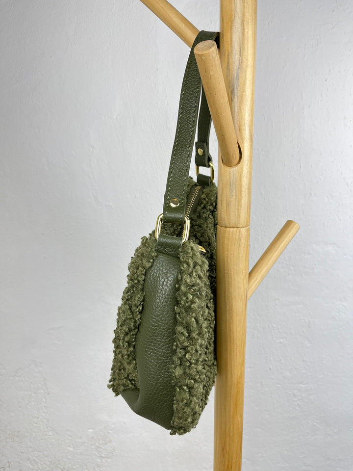 Halbmondtasche mit Fellimitat, khaki