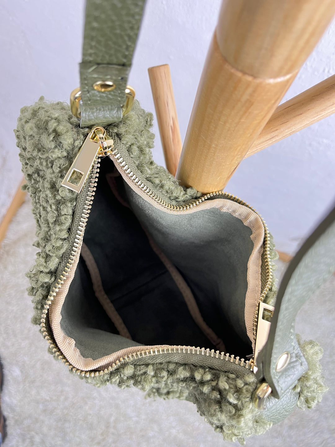 Halbmondtasche mit Fellimitat, khaki