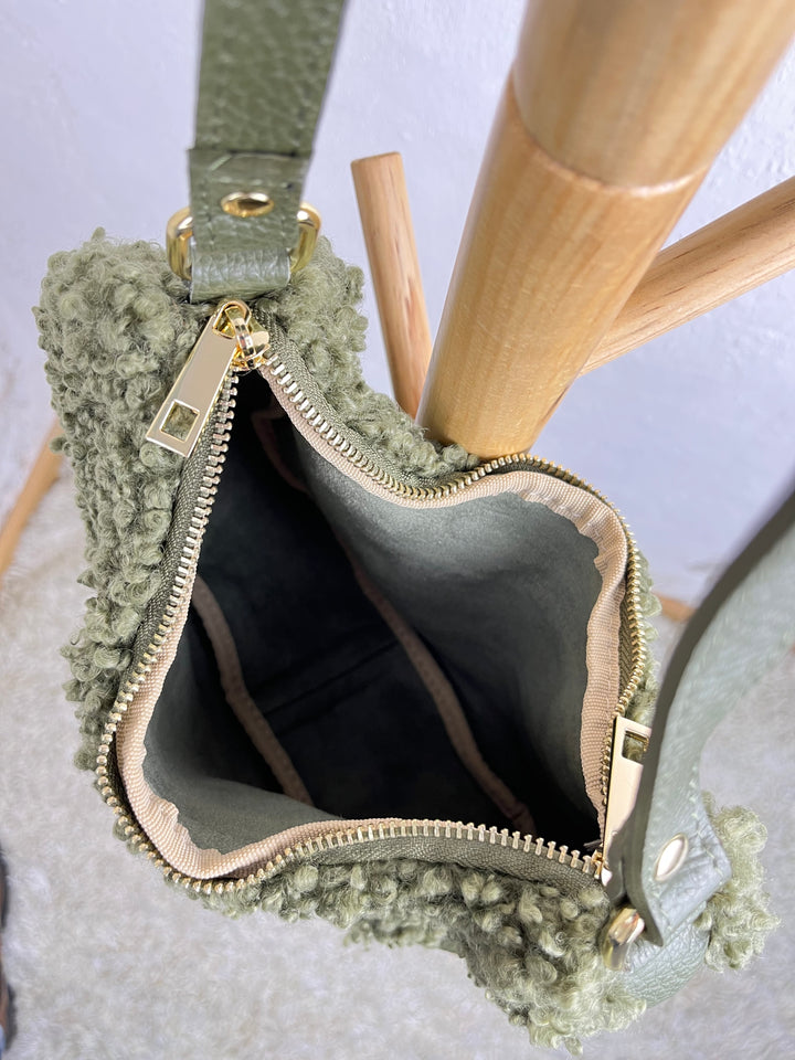 Halbmondtasche mit Fellimitat, khaki
