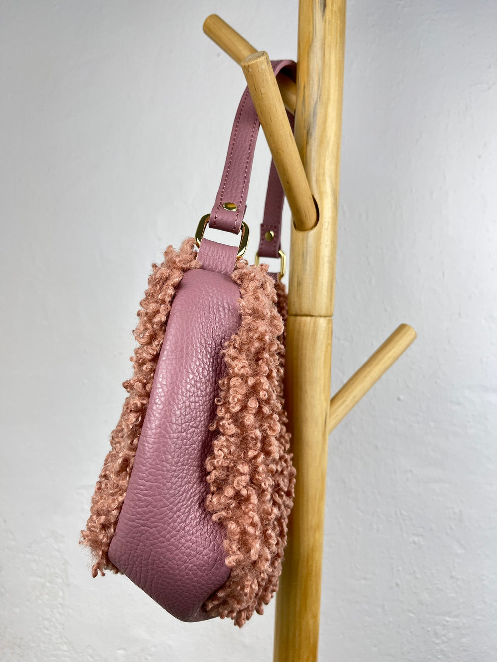 Halbmondtasche mit Fellimitat, rosenholz von Bella Vita - Mode & Lifestyle