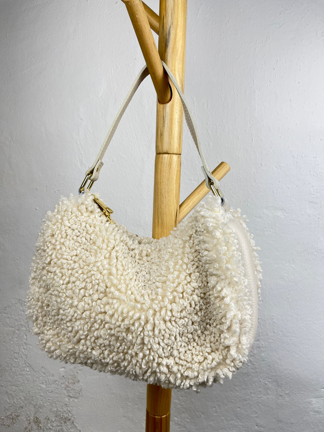 Halbmondtasche mit Fellimitat, ecru von Bella Vita - Mode & Lifestyle