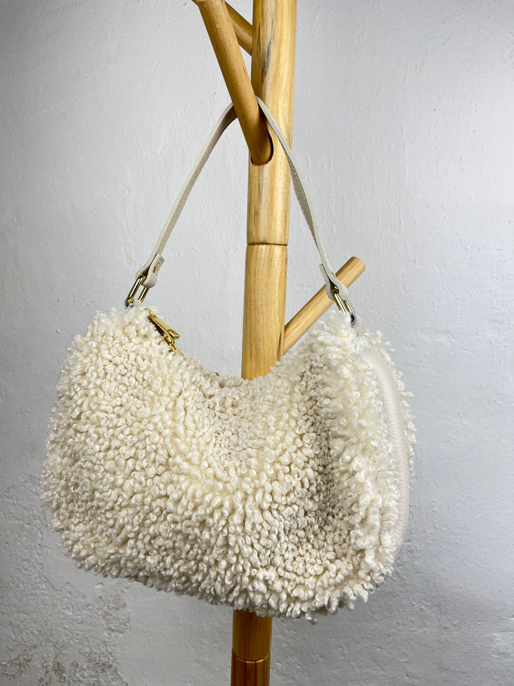 Halbmondtasche mit Fellimitat, ecru von Bella Vita - Mode & Lifestyle