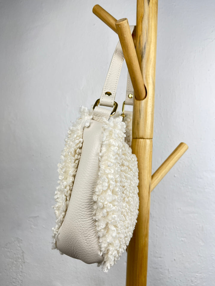 Halbmondtasche mit Fellimitat, ecru von Bella Vita - Mode & Lifestyle