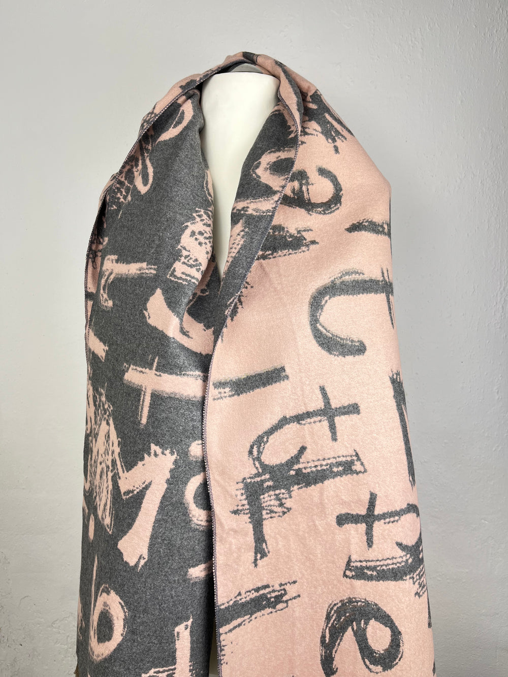 Schal mit Schriftmuster, grau-rosa von Bella Vita - Mode & Lifestyle