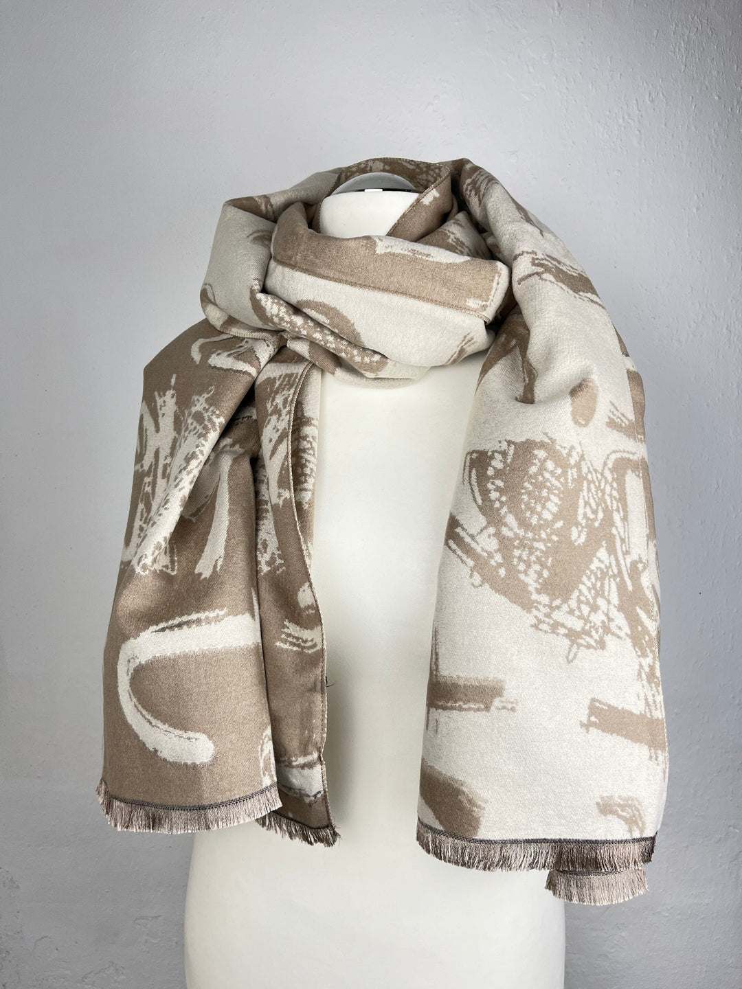 Schal mit Schriftmuster, beige von Bella Vita - Mode & Lifestyle