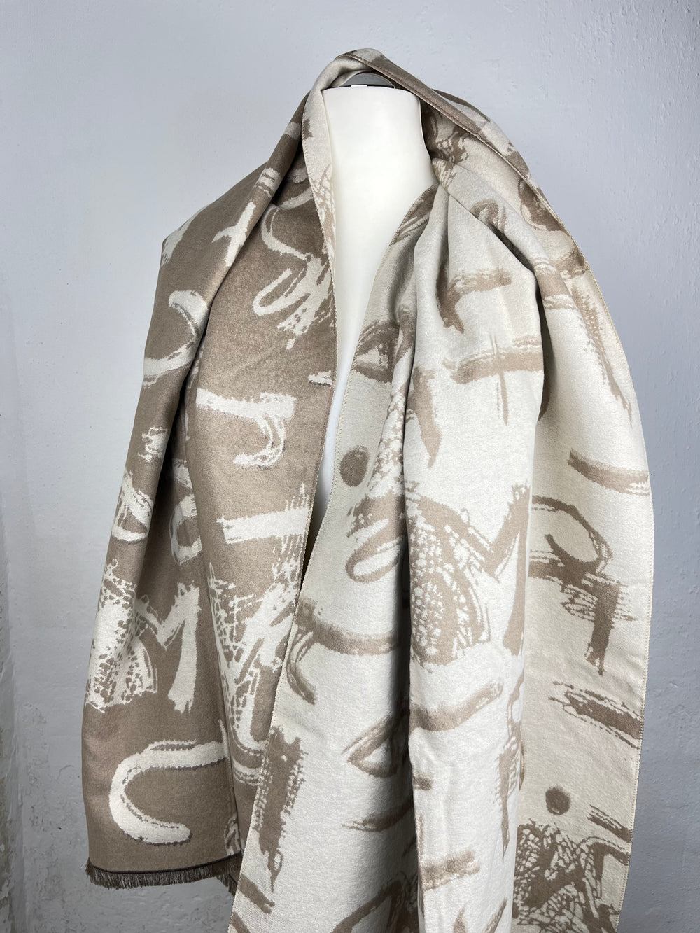 Schal mit Schriftmuster, beige von Bella Vita - Mode & Lifestyle