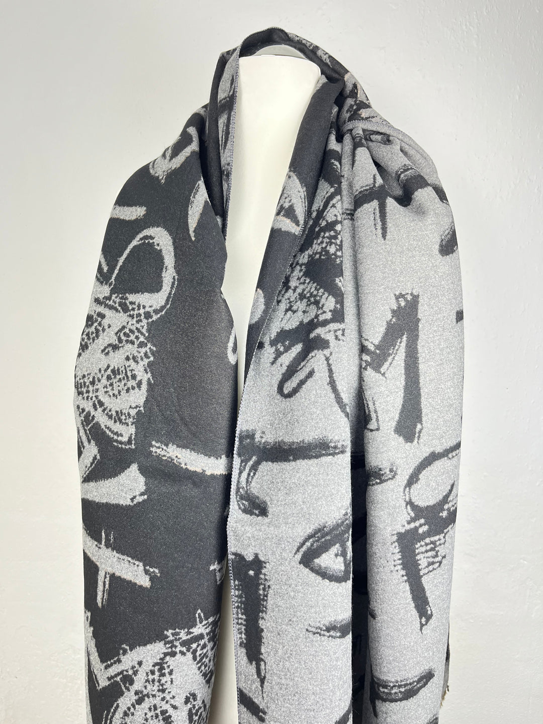 Schal mit Schriftmuster, anthrazit von Bella Vita - Mode & Lifestyle