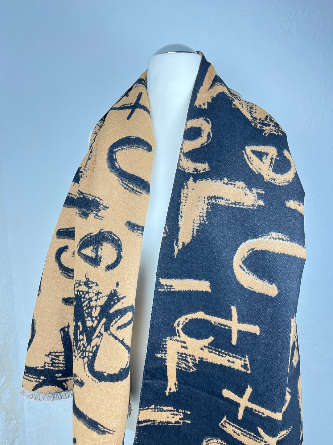 Schal mit Schriftmuster, cognac von Bella Vita - Mode & Lifestyle