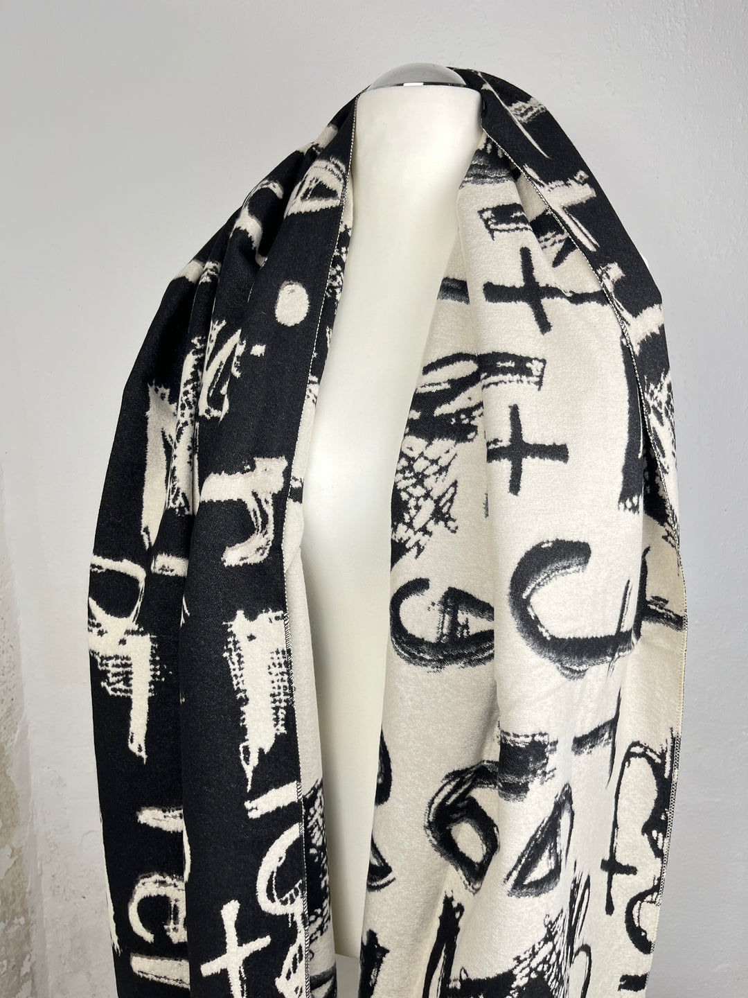 Schal mit Schriftmuster, schwarz von Bella Vita - Mode & Lifestyle