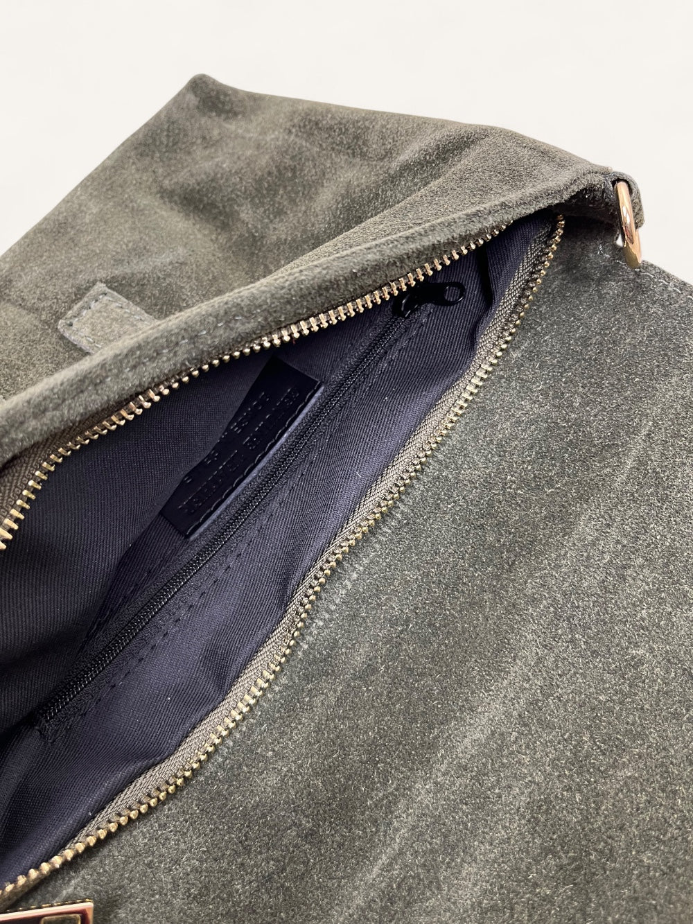 Wildleder-Tasche mit Überschlag, khaki von Bella Vita - Mode & Lifestyle