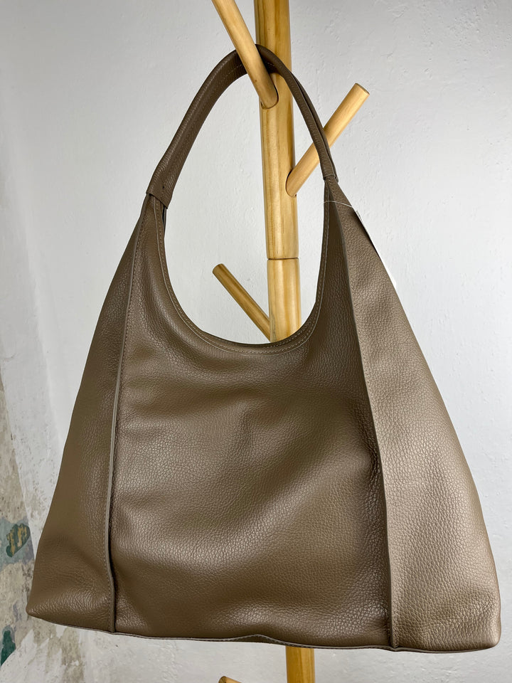 Schultertasche mit Ziernähten, taupe von Bella Vita - Mode & Lifestyle