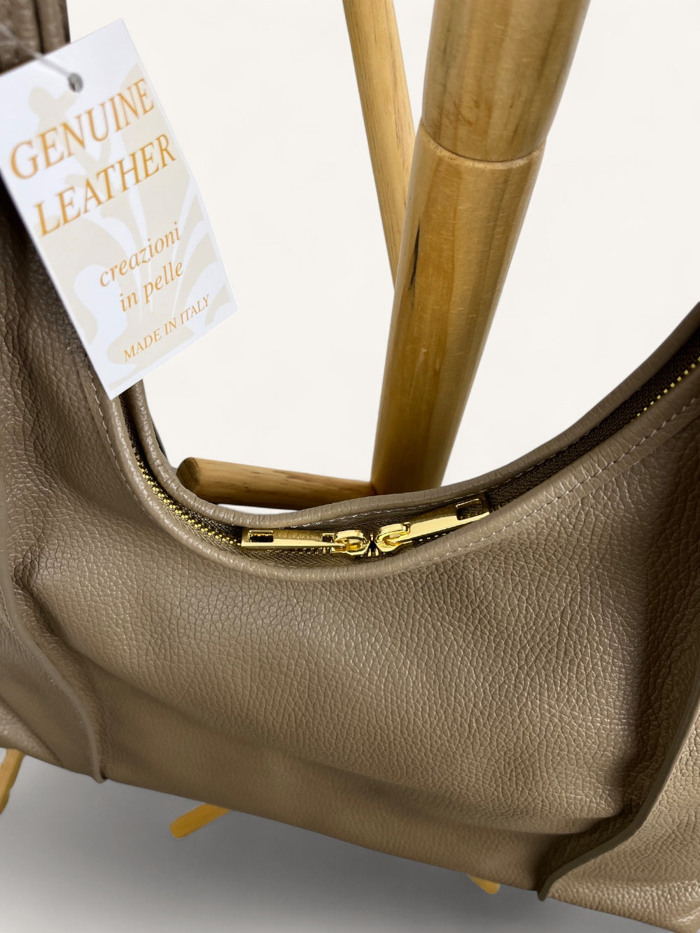 Schultertasche mit Ziernähten, taupe von Bella Vita - Mode & Lifestyle