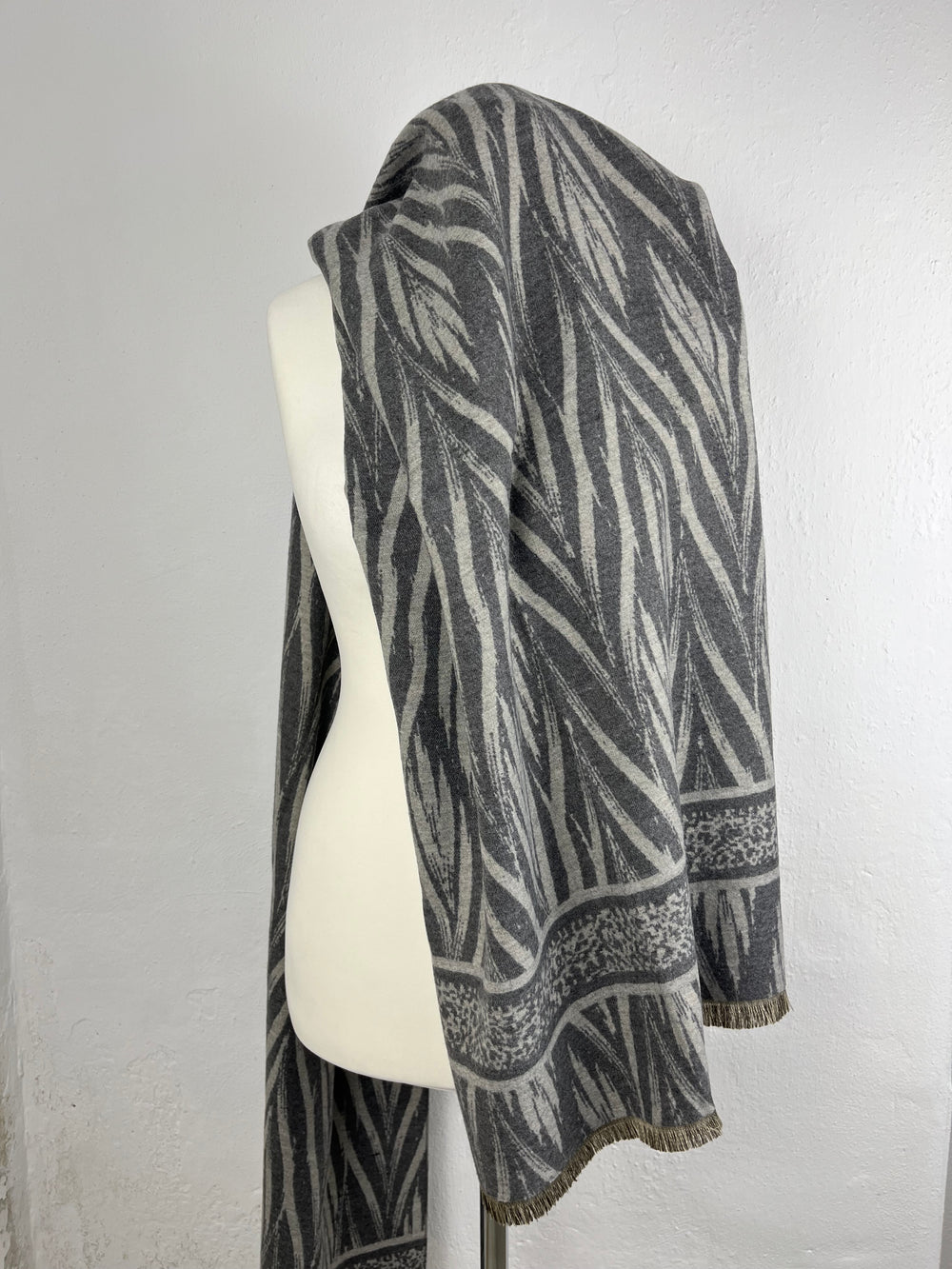 Schal grafisch-gemustert, grau von Bella Vita - Mode & Lifestyle