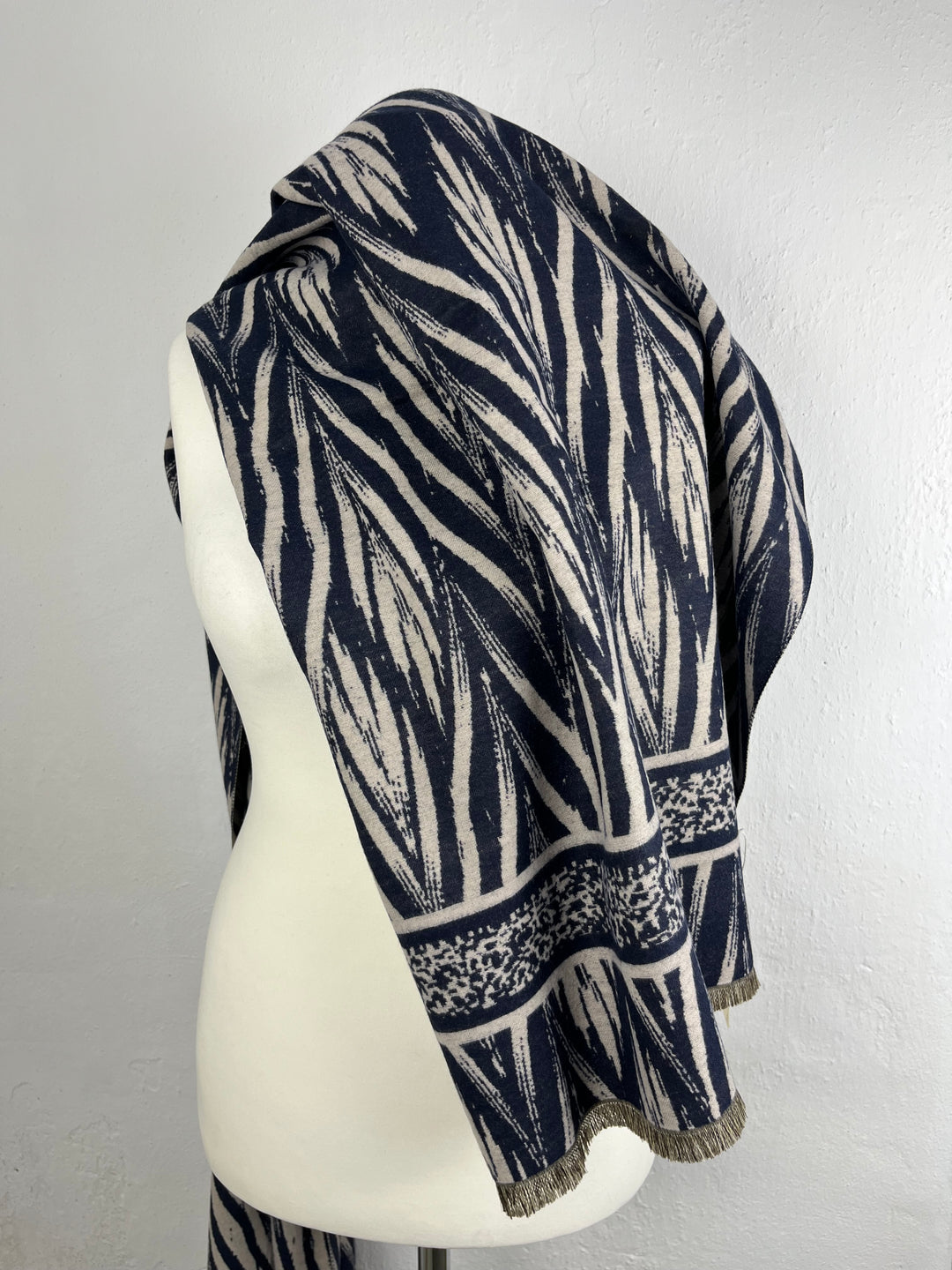 Schal grafisch-gemustert, marine von Bella Vita - Mode & Lifestyle