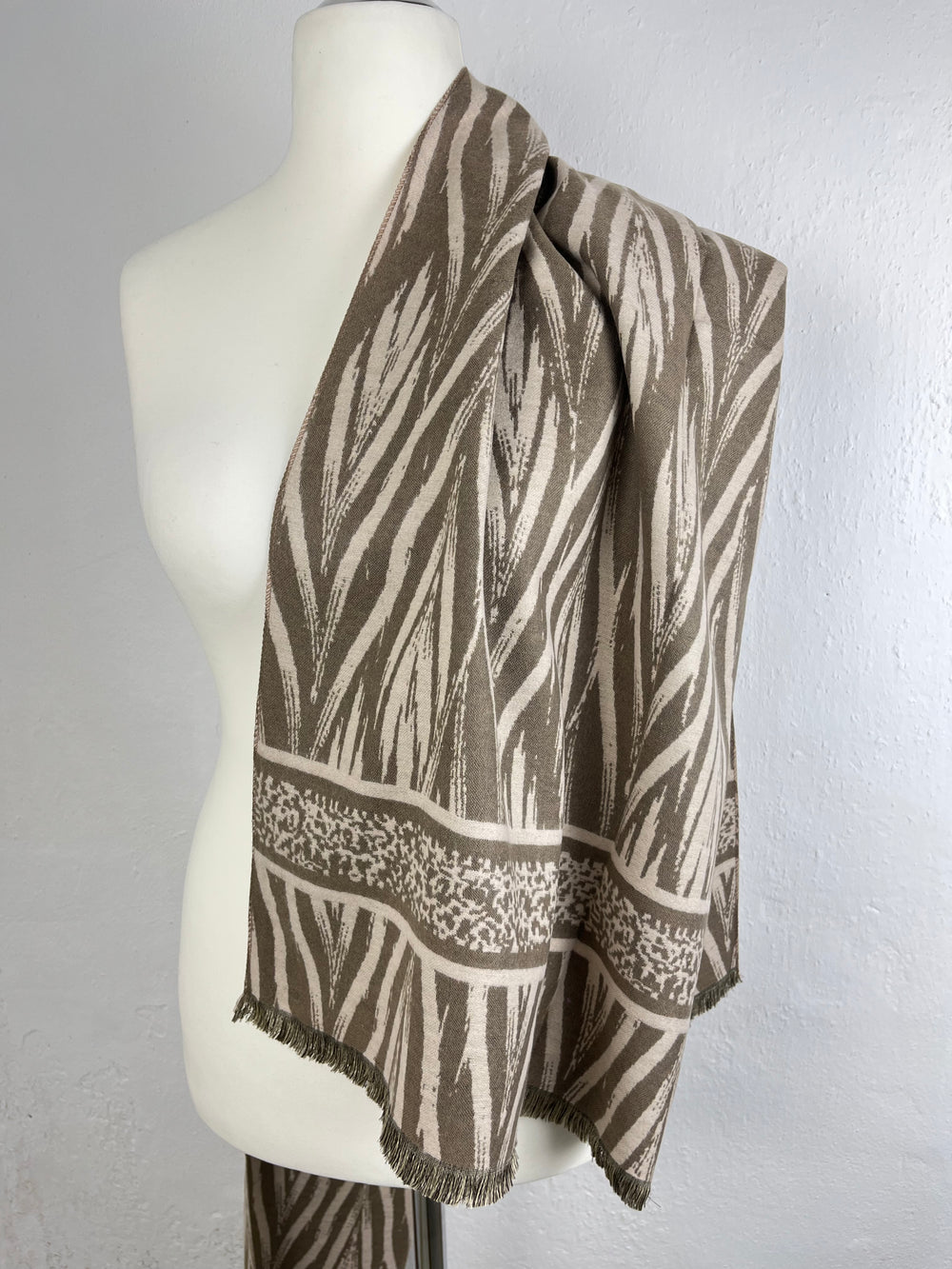 Schal grafisch-gemustert, taupe von Bella Vita - Mode & Lifestyle