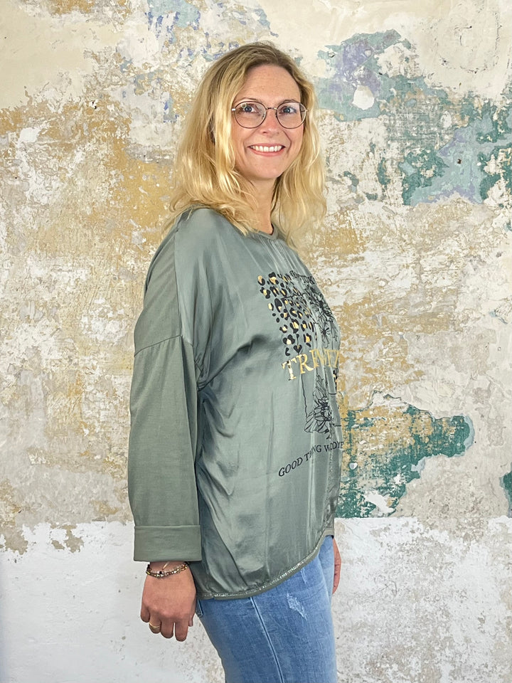 Shirt mit Frontdruck, khaki von Bella Vita - Mode & Lifestyle