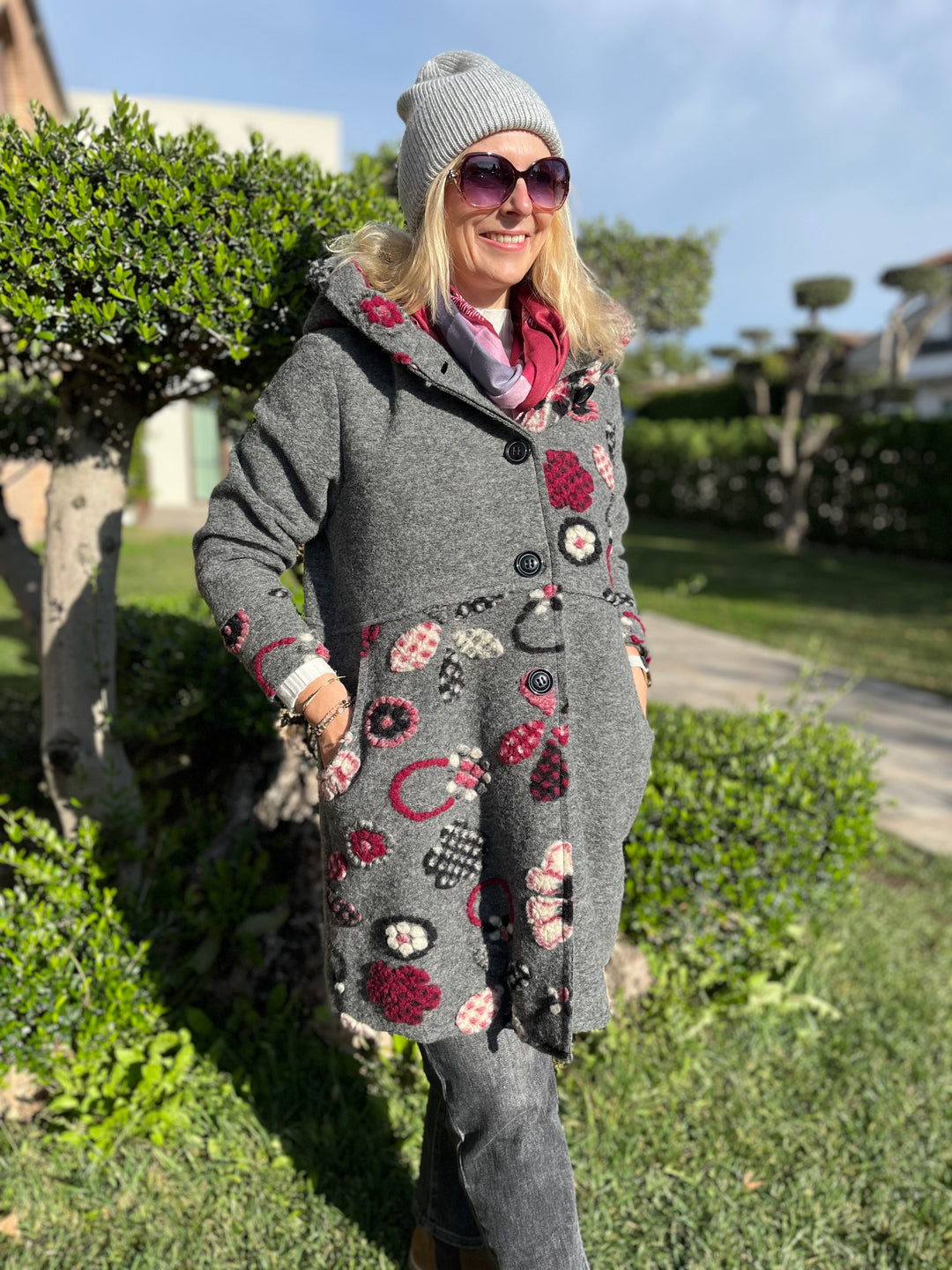 Kurzmantel mit Blumen, grau-beere von Bella Vita - Mode & Lifestyle