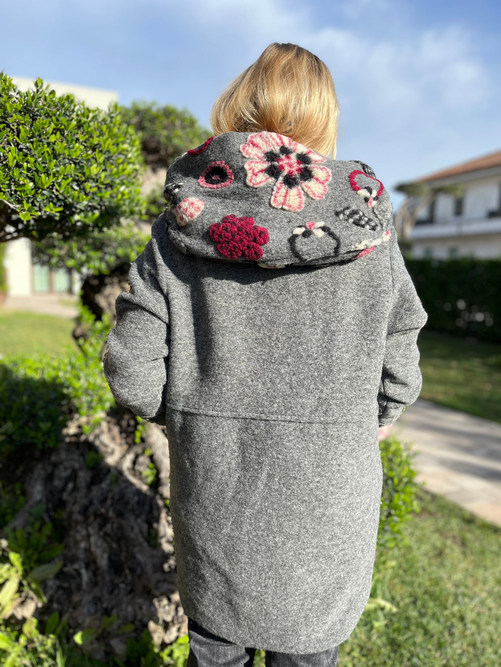 Kurzmantel mit Blumen, grau-beere von Bella Vita - Mode & Lifestyle