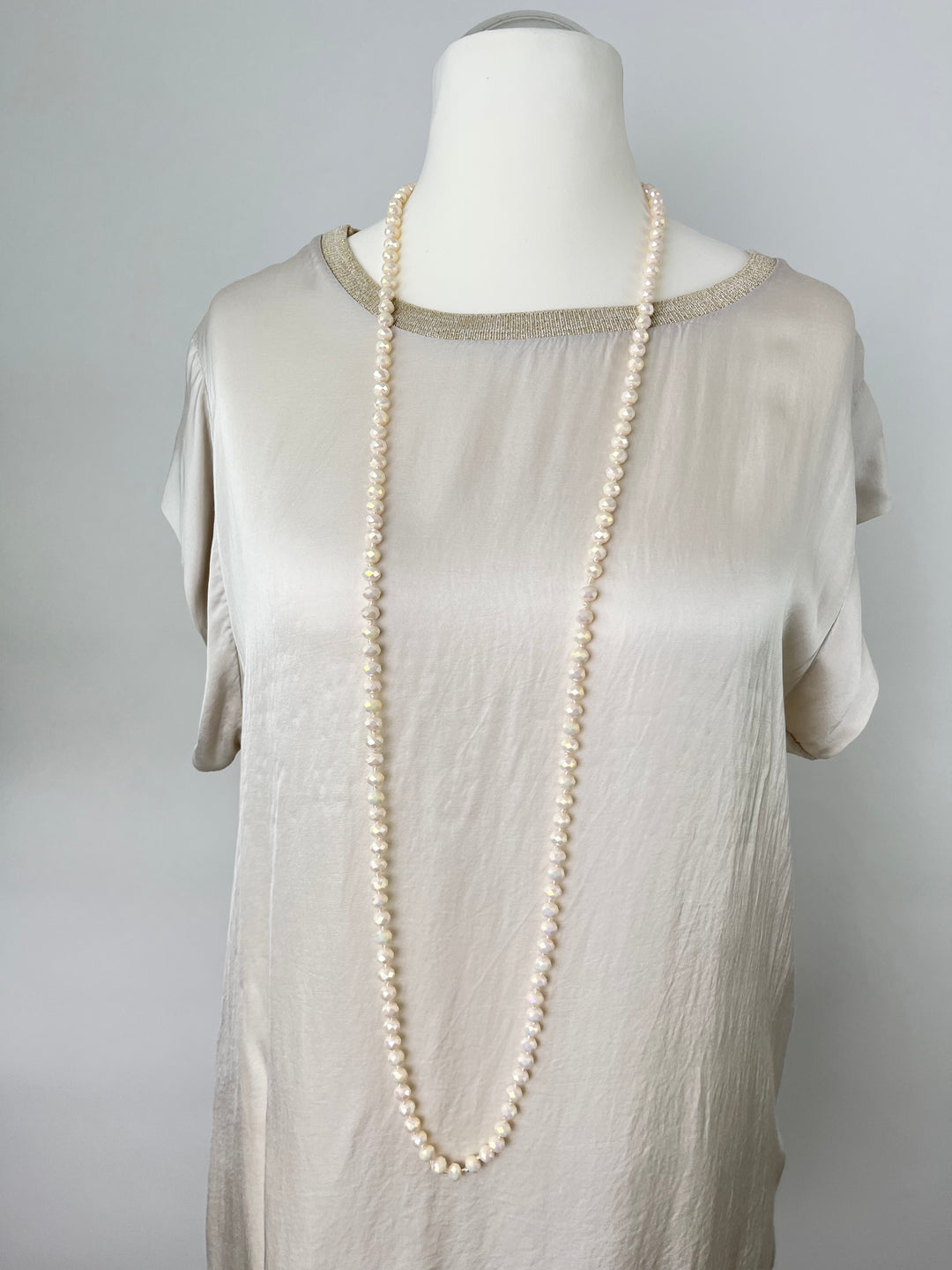Kette aus Glassteinen, beige