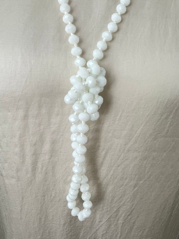 Kette aus Glassteinen, weiß