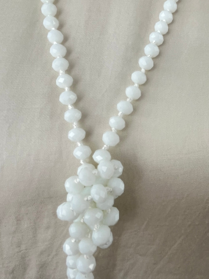 Kette aus Glassteinen, weiß