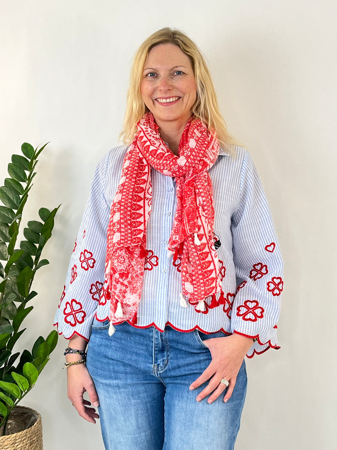 Streifenbluse mit Kontraststickerei, hellblau-rot von Bella Vita - Mode &amp; Lifestyle