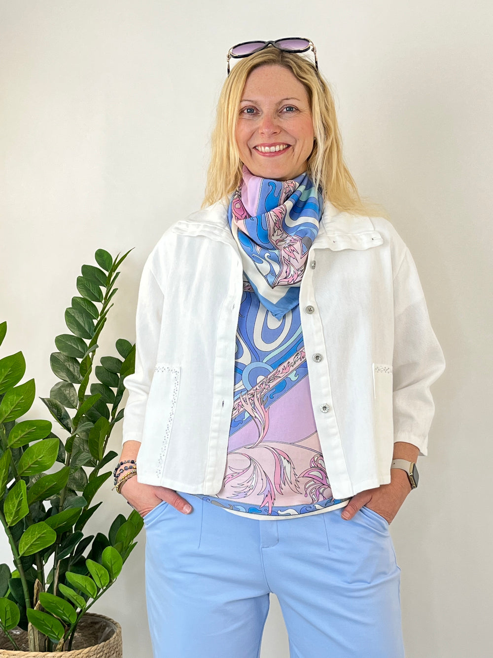 Kurzjacke mit Steinchenverzierung, weiß von Bella Vita - Mode & Lifestyle