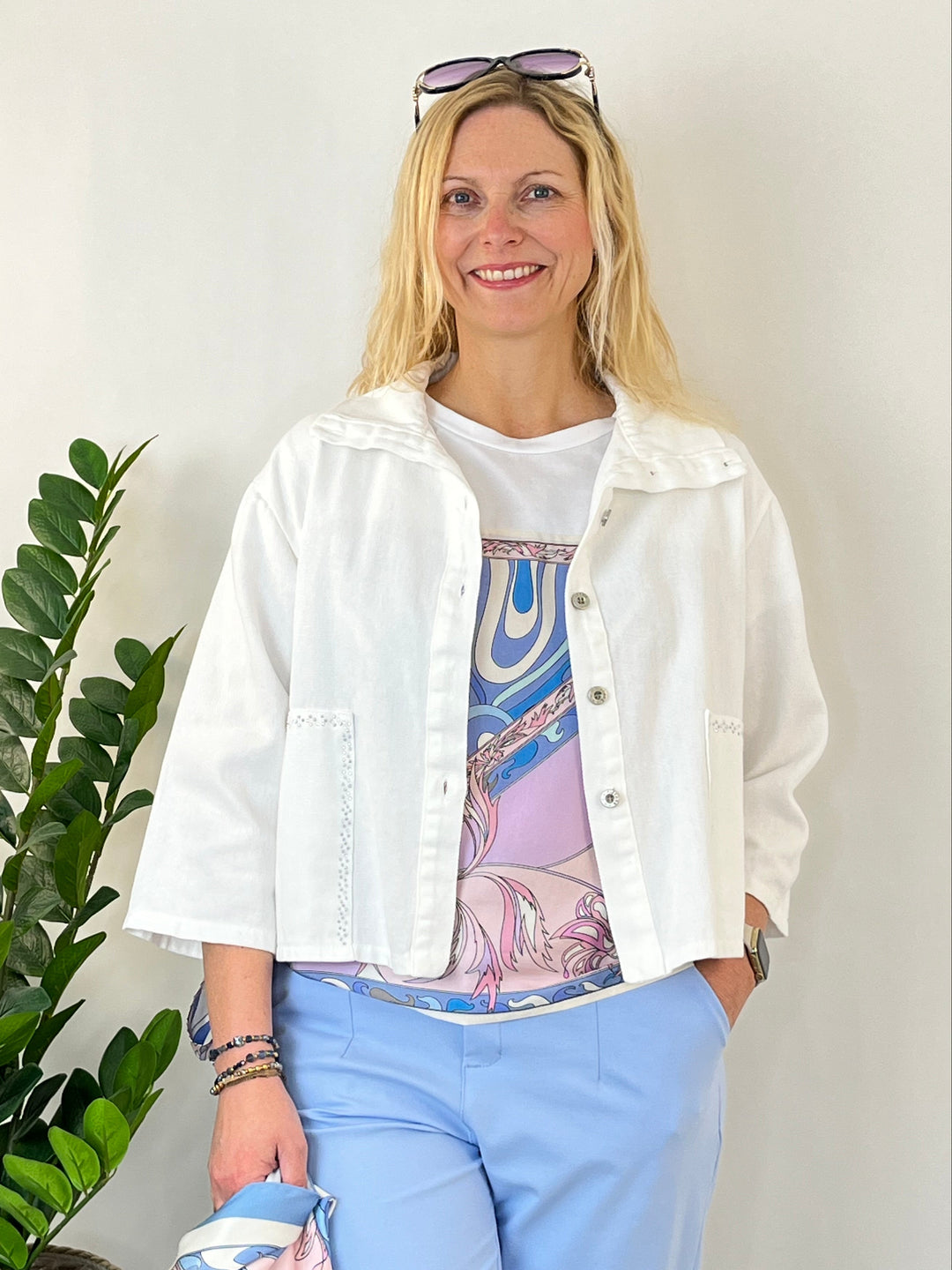 Kurzjacke mit Steinchenverzierung, weiß von Bella Vita - Mode & Lifestyle