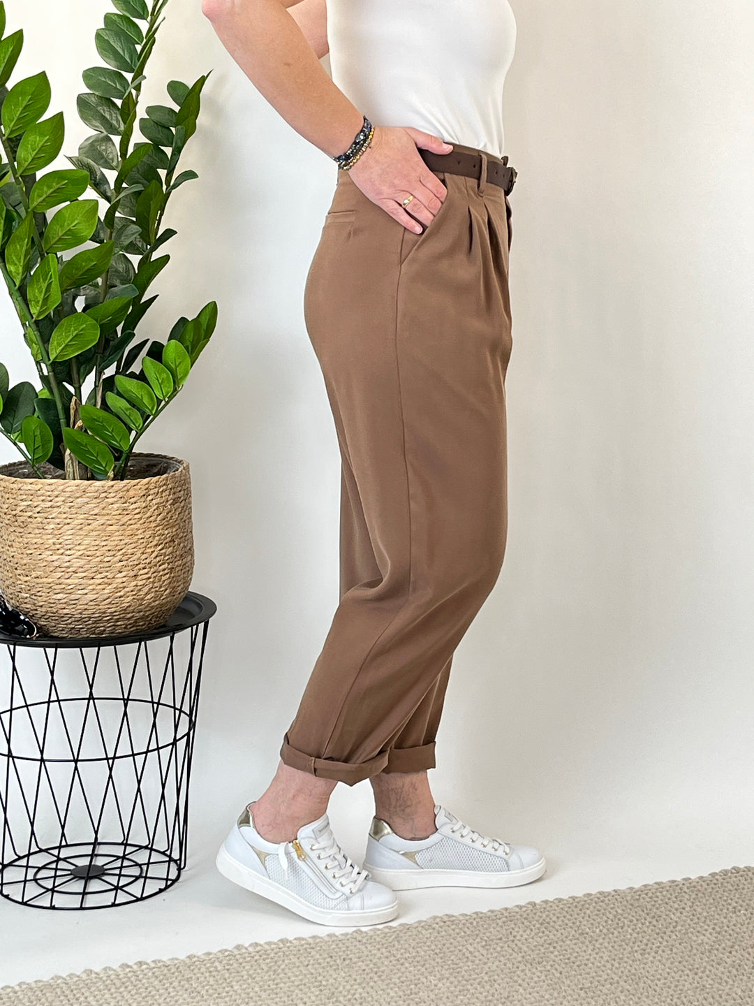 Bundfaltenhose mit Ziergürtel, cognac von Bella Vita - Mode &amp; Lifestyle